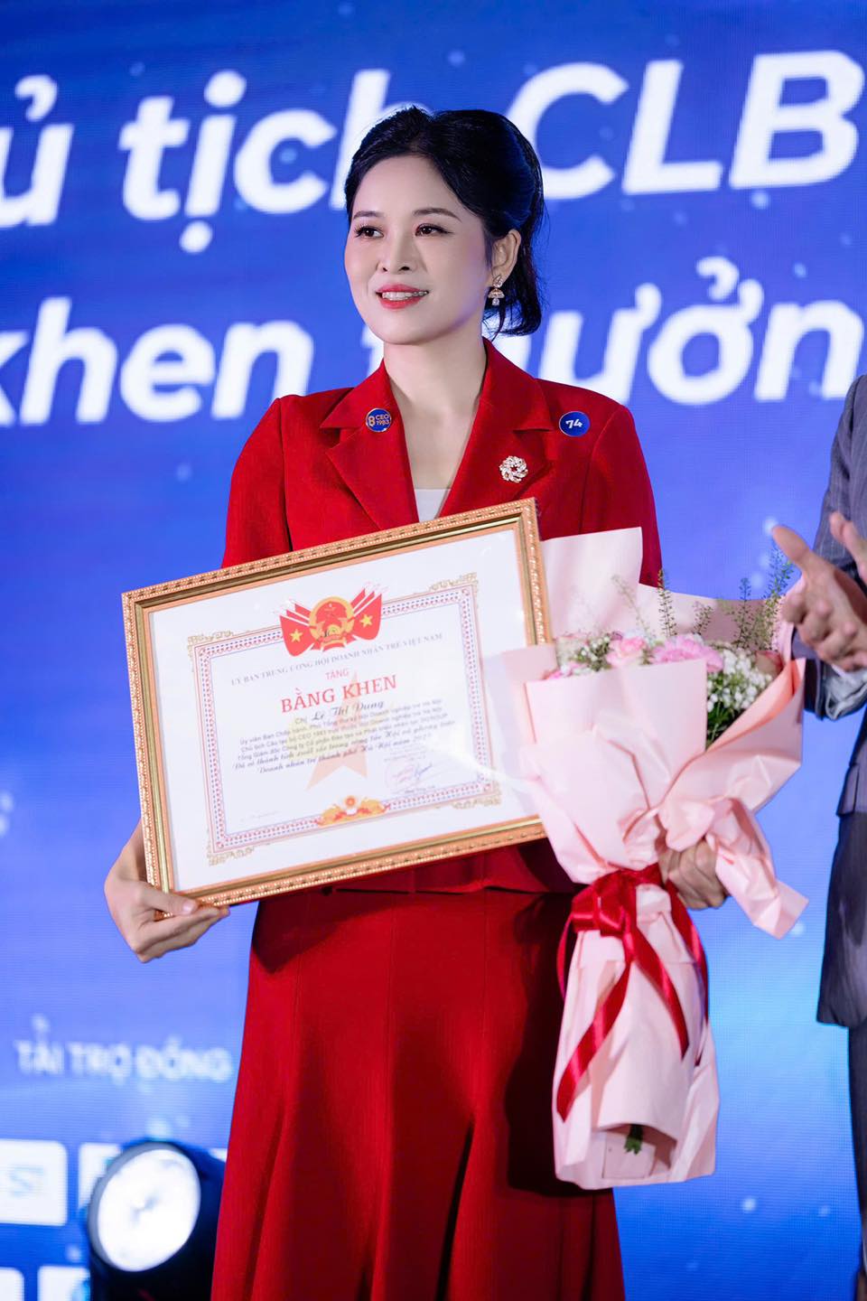 CHÚC MỪNG CHỦ TỊCH CLB CEO 1983 - CHỊ LÊ DUNG VINH DỰ NHẬN BẰNG KHEN CỦA TRUNG ƯƠNG HỘI DOANH NHÂN TRẺ VIỆT NAM